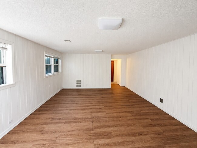 Building Photo - 406 Sunset Dr