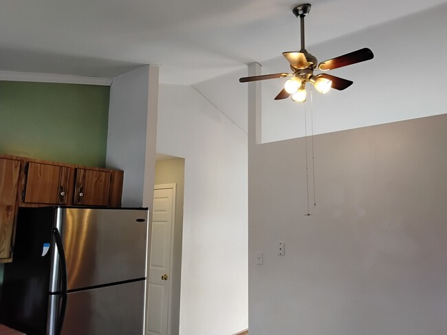 Kitchen high ceiling - 5313 Winthrop Dr