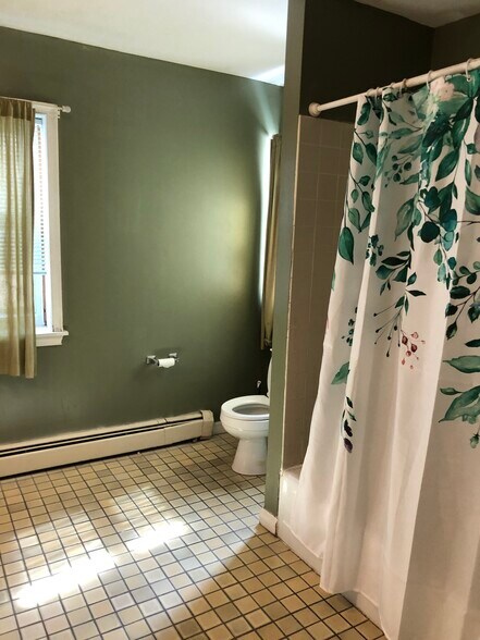 Large Bathroom - 412 N 31st St