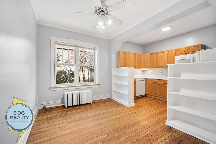 Building Photo - 824 W Roscoe St