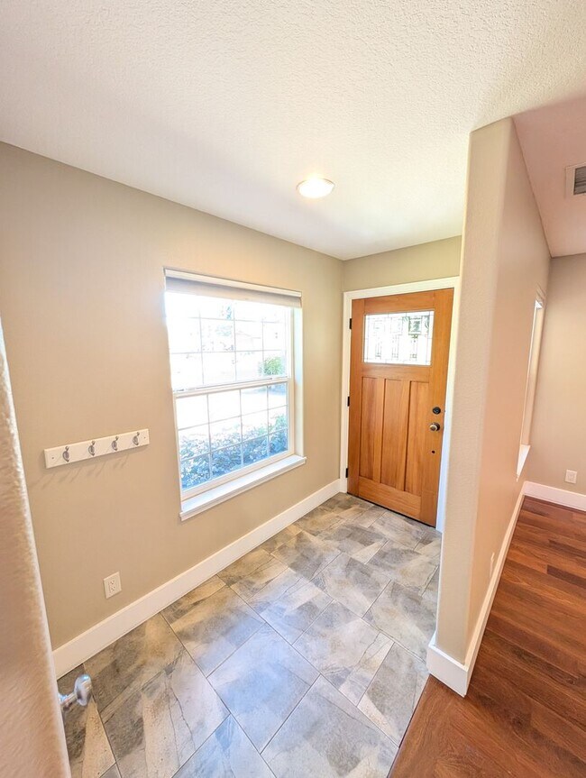 Building Photo - 4 Bed/2.5 Bath Multnomah Village Stunner w...