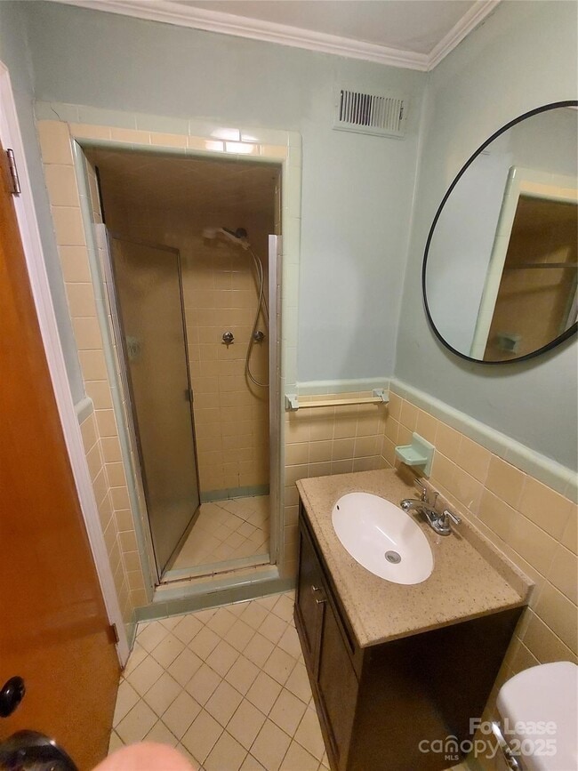 Building Photo - 3813 Selwyn Ave