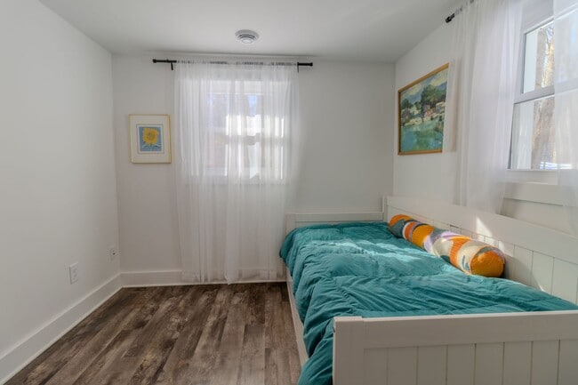 Building Photo - Quiet Cottage in the Trees