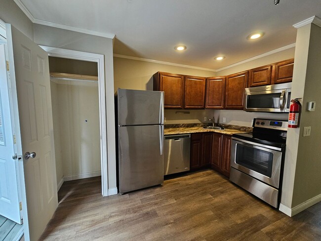 Building Photo - 211 1/2 N Madison - Summer Lease