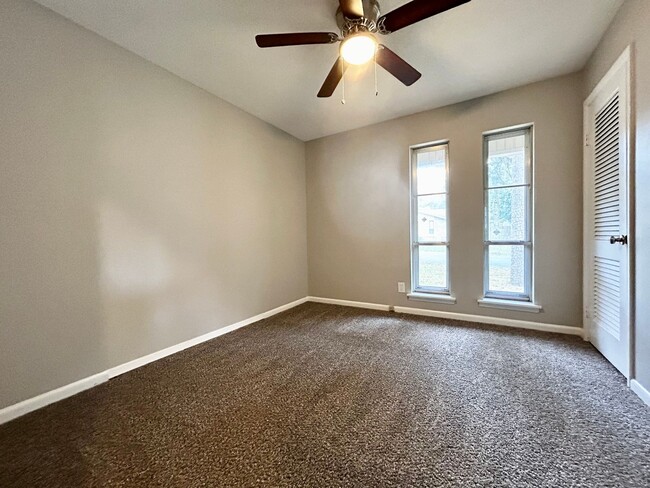 Building Photo - 11814 Ashwood Dr