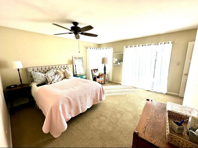 Building Photo - 3 Bedroom 2 Bathroom Lakewood House with Private Backyard down the street from Lakewood High School