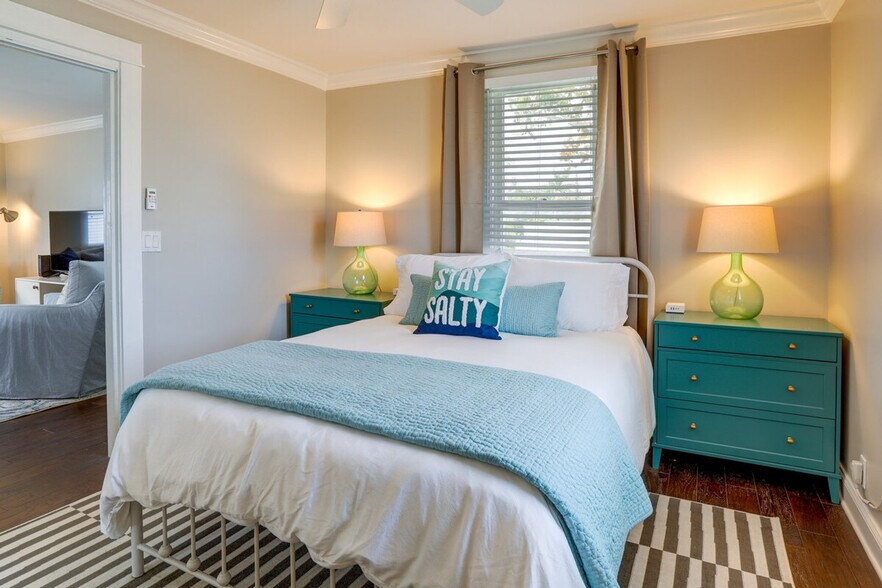 Building Photo - 202 10th Ave NE