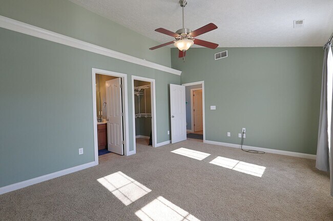 Building Photo - Spacious 2 Bedroom / 2 Bath Home Room Shar...