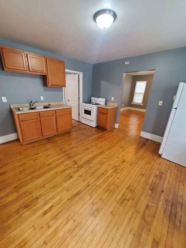 Building Photo - 3368-3374 N Booth St 6 unit