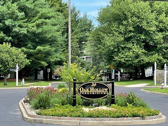 Oak Hollow Entrance - 35 Summit Ct
