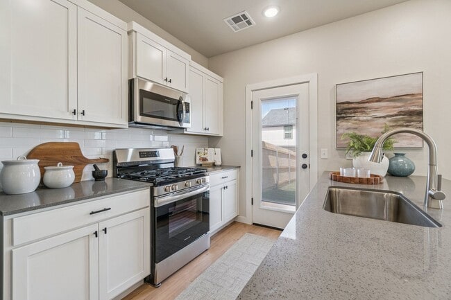 Building Photo - New tenant incentive! Receive ($1200 CREDIT) applied to 2nd month's rent! Don’t miss your chance!!