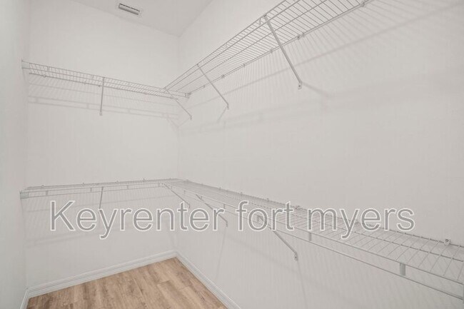 Building Photo - 625 SE 13th Pl