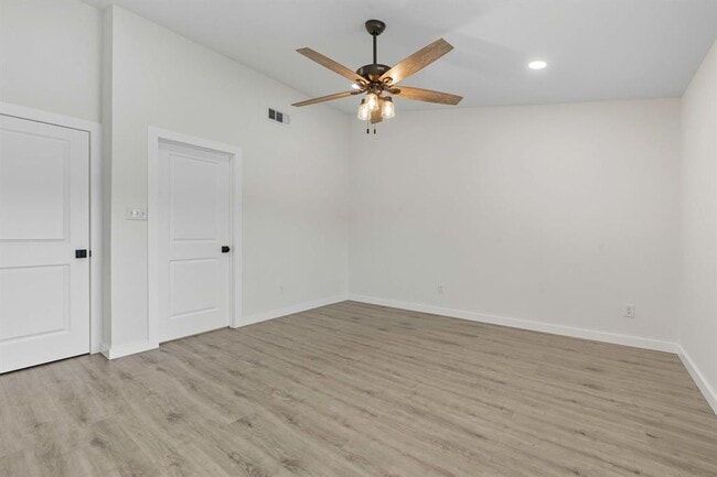 Building Photo - 5113 Loyola Ln