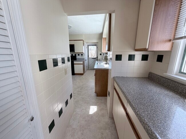 Building Photo - 861 Fellsway