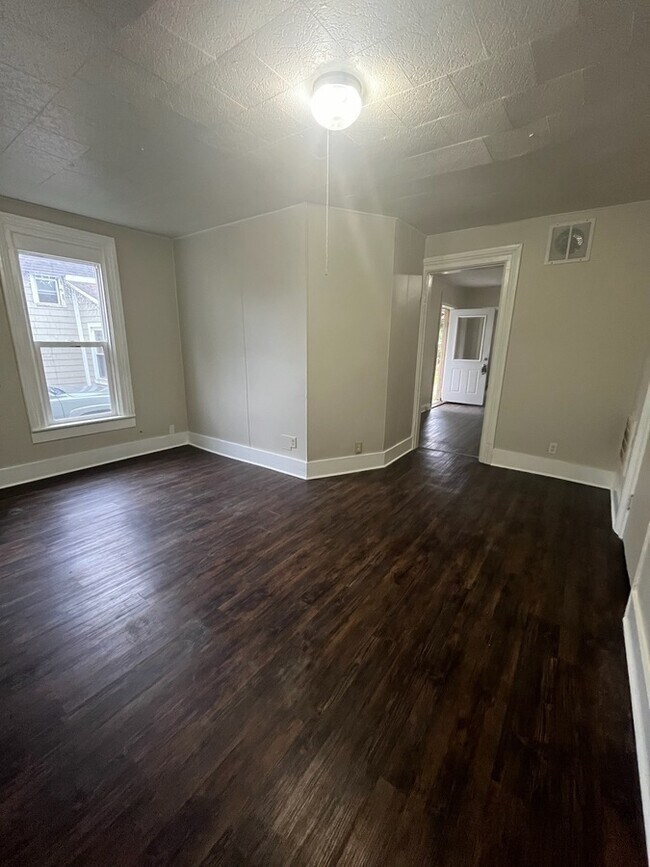 Building Photo - 305 E Grove St