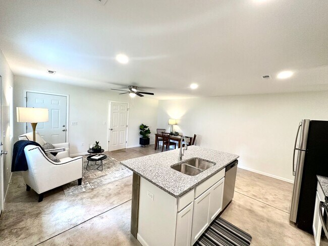 Building Photo - UPDATED  DUPLEX!!! with Garage