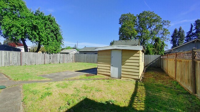 Building Photo - Darling Updated Cottage with New Kitchen a...