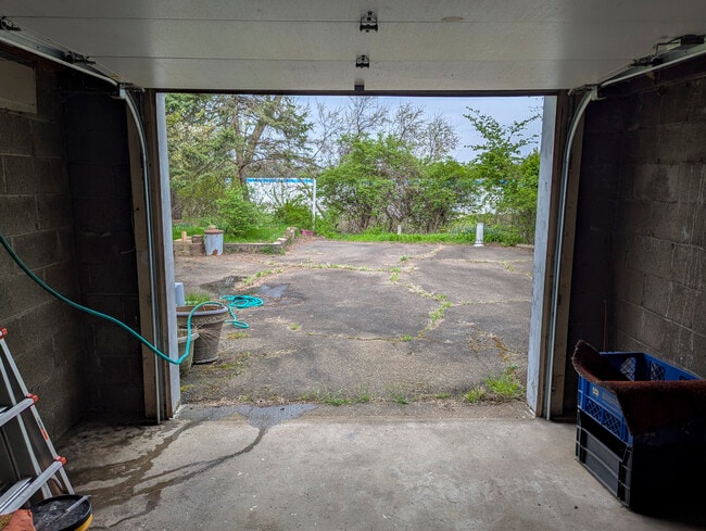 Building Photo - 713 Overhill Dr
