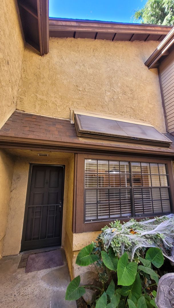 Building Photo - 2 Bed 1.5 Bath Gated Two Story Apartment I...