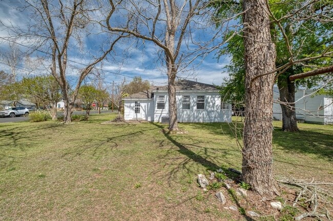 Building Photo - 710 N Ave H