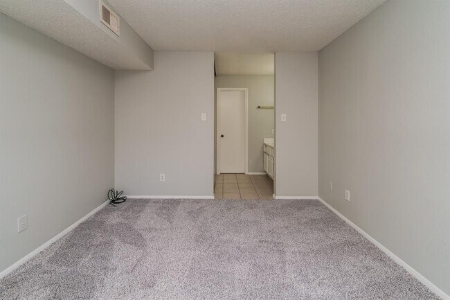 Building Photo - 200 Pecan Dr