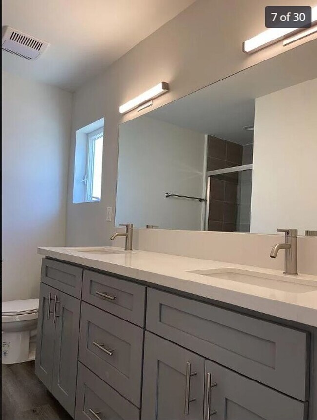Building Photo - 2409 1/2 Ridgeley Dr