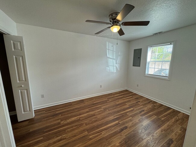 Building Photo - Candler - Two Bedroom Apt Ready for Occupa...