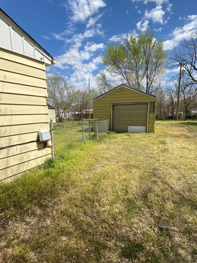 Building Photo - 1636 S Glenn Ave