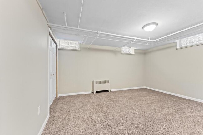 Building Photo - 2820 Riverside Dr