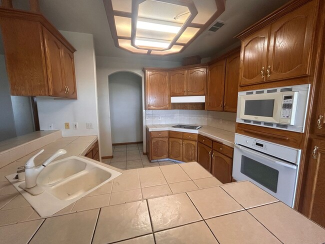 Building Photo - Large welcoming space in the Country waiting for you