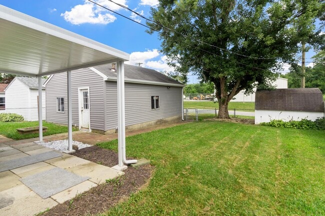 Building Photo - 261 Sunset Dr S
