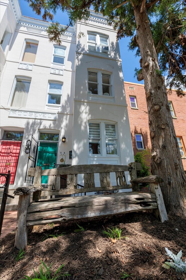 Building Photo - Charming 2 Bedroom 2 Bath Apartment in Was...