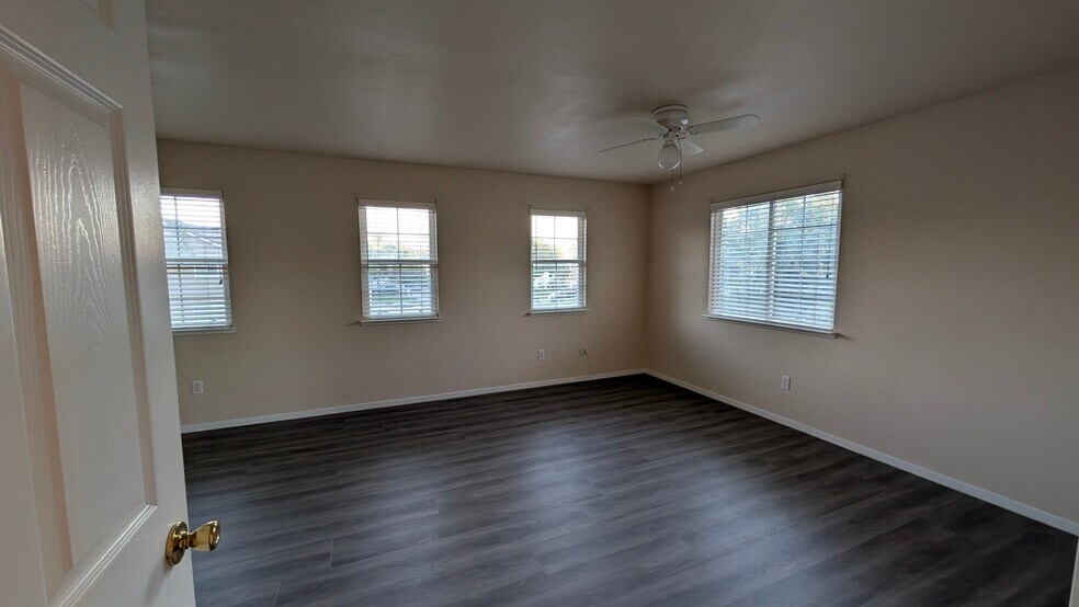 Building Photo - 2009 Foothill Vista Dr