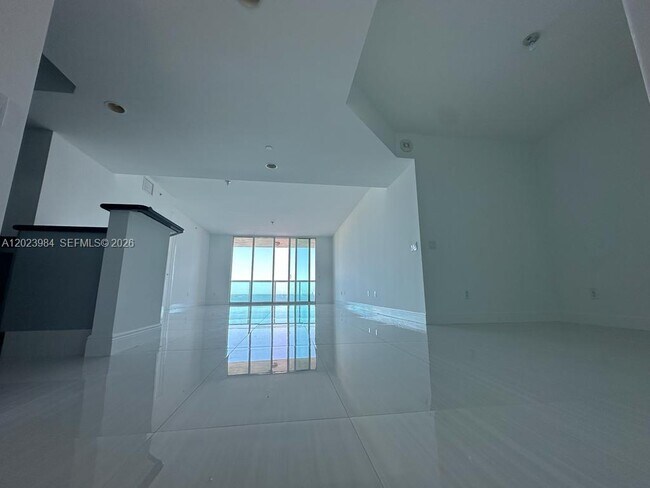 Building Photo - 2650 Lake Shore Dr