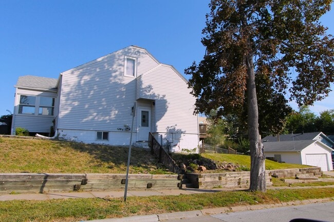 Building Photo - Large 3 bedroom with Open Floor Plan! Close to all the shopping and dining of Aksarben! Close to ...