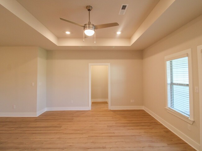 Building Photo - Beautiful townhome located minutes from At...