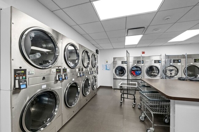 Building Photo - 2020 N Lincoln Park W