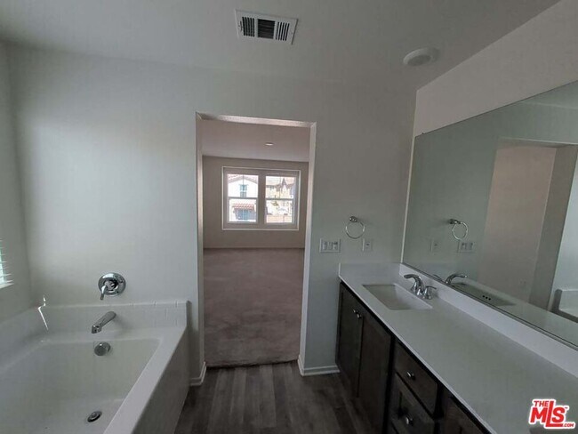 Building Photo - 295 Fuerte Dr