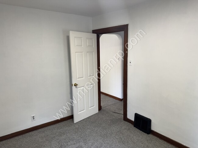 Building Photo - 2021 Redwood Ave