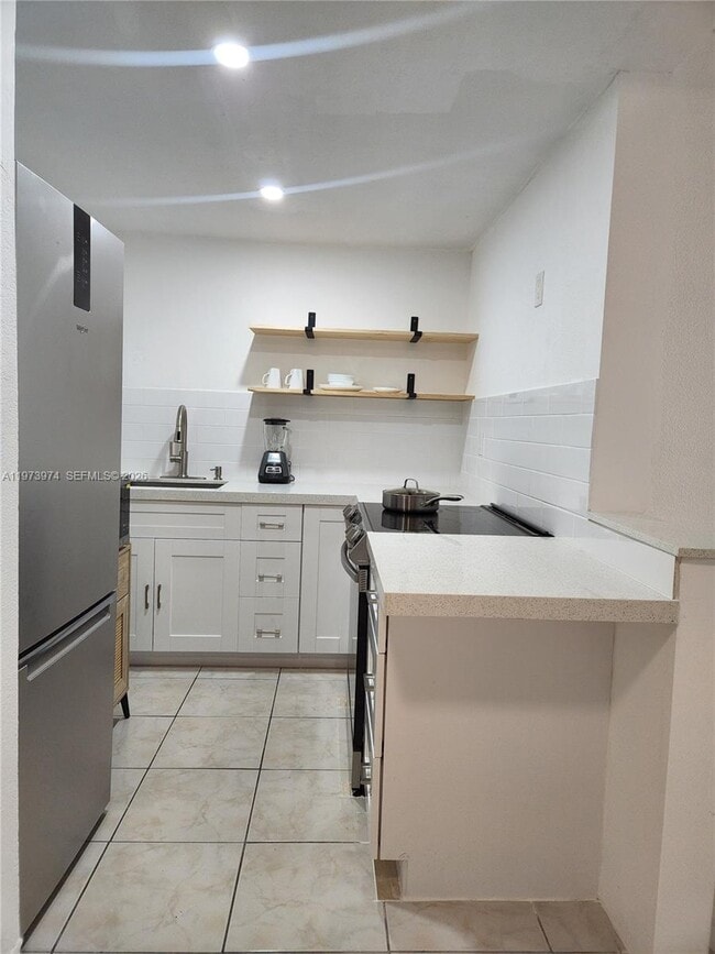 Building Photo - 666 W 81st St