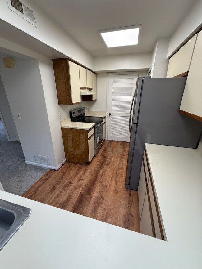 Building Photo - 1560 Meadowside Dr