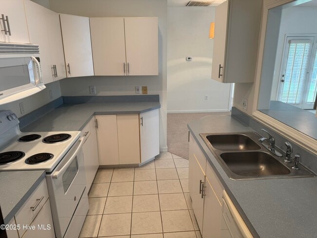 Building Photo - 1600 Sturdivant Dr