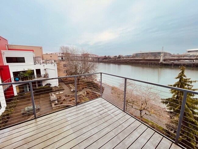 Building Photo - Top Floor 1bdrm Condo with River Views and Private Deck | FREE reserved parking Included!