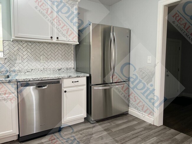 Building Photo - Updated 3 Bedroom
