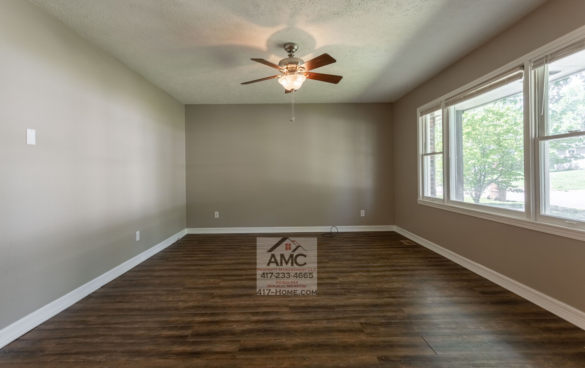 Building Photo - 1008 S Oak Ridge Dr