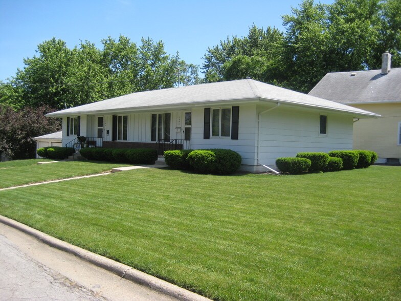 1342 side yard - 1342 Pleasant View Dr