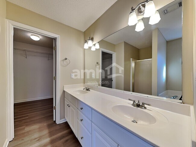 Building Photo - 285 Thornbush Ln