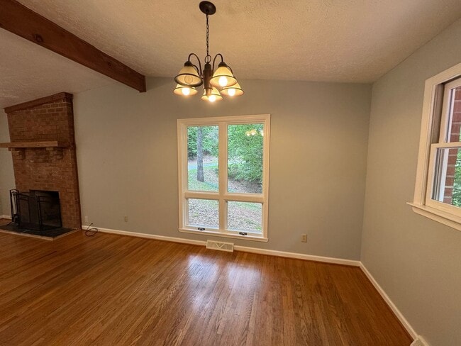 Building Photo - Private and Lovely 3 Bedroom Home