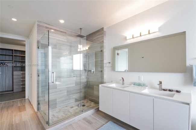 Building Photo - 1300 Brickell Bay Dr