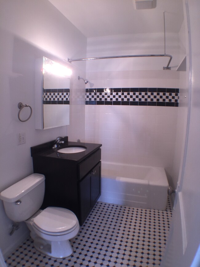 CUSTOM TILED BATH - 1721 W Farragut Ave